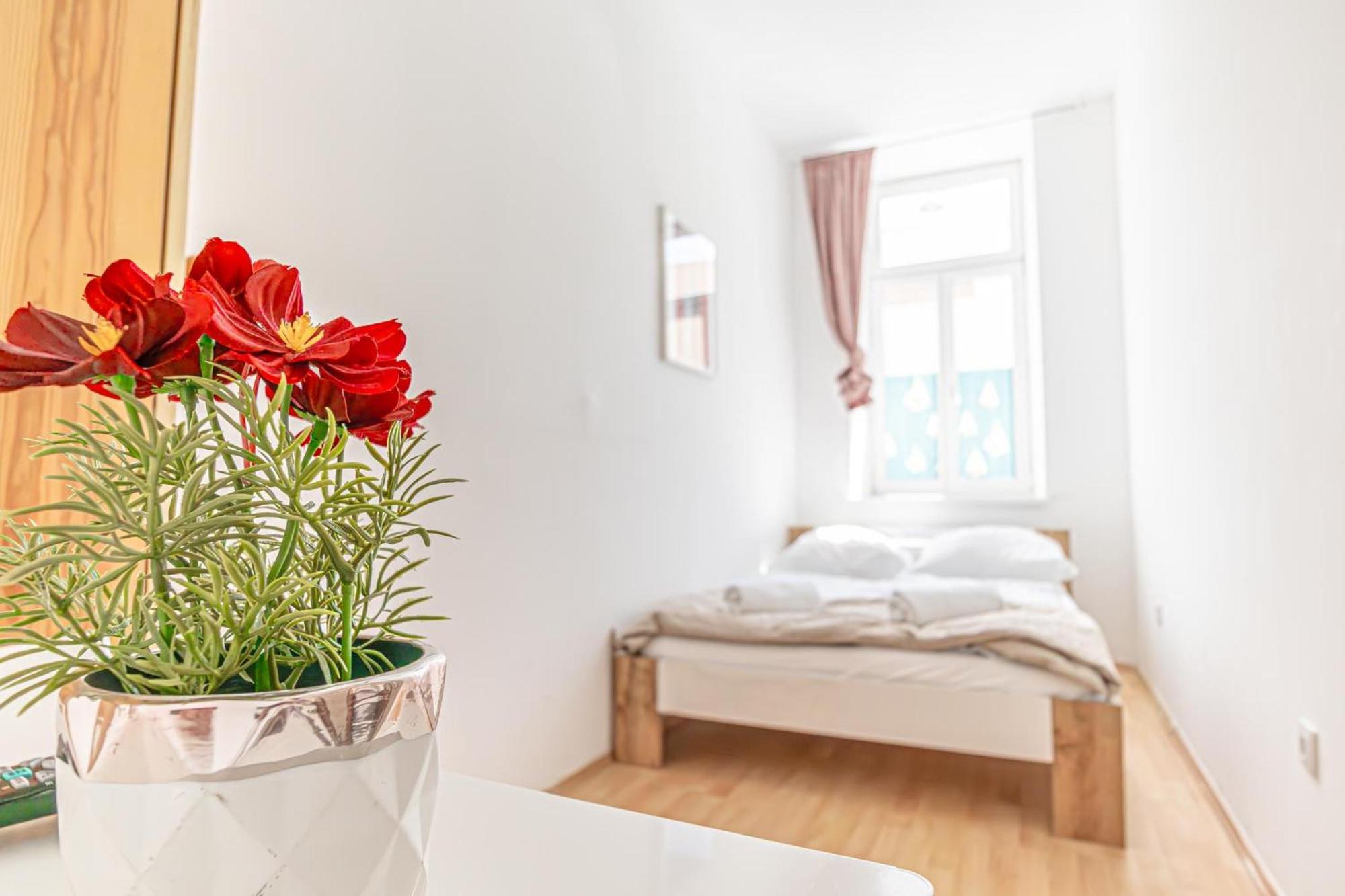 Loevly Shared 6Br With Garden Near Danube & Millenium City Вена Экстерьер фото